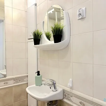 Apartment Honey Apartment- Cozy Retreat, 10 Minutes To Old Town *